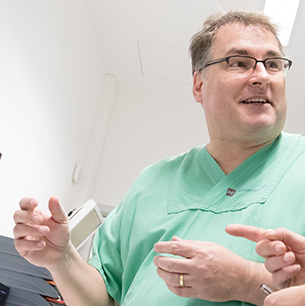 ein Mann in gr&uuml;nem Kittel