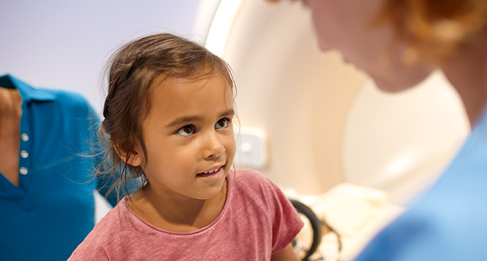 Ein Kind sieht einen Arzt an