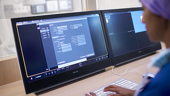 eine Person, die einen Computer benutzt
