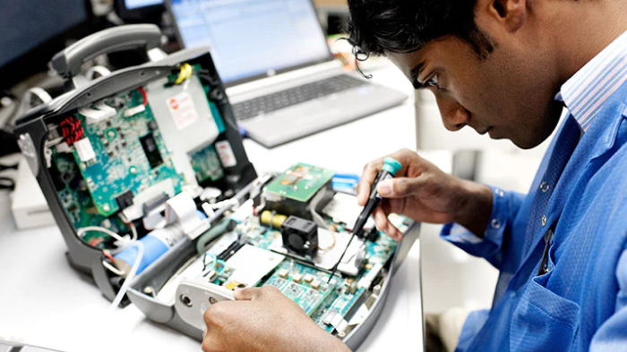 M&auml;nner, die die Digitalisierungsumgebung &uuml;berpr&uuml;fen