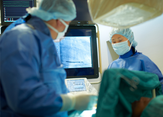 eine Gruppe von Chirurgen in einem Operationssaal