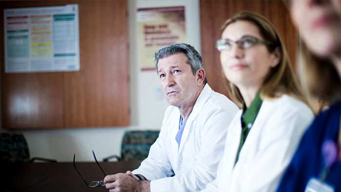 ein Mann und eine Frau in wei&szlig;en Laborkitteln
