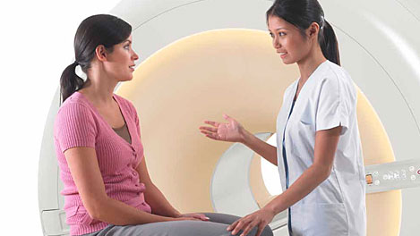 eine Frau, die mit einem Arzt spricht