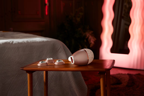 Eine Frau nutzt ein Philips Lumea Ger&auml;t zur langanhaltenden Haarentfernung im Intimbereich.