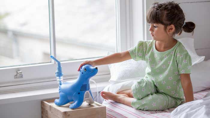 Kind mit Sami, der Seehund