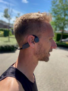 Coureur avec casque &agrave; conduction osseuse