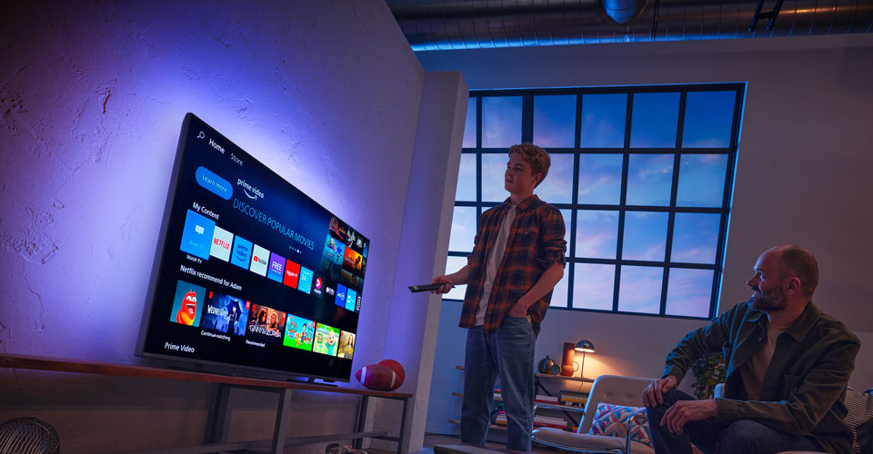 Zwei M&auml;nner interagieren mit einem Titan OS