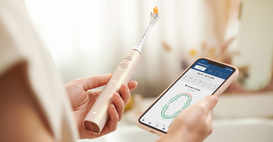 Eine Person benutzt die Philips Sonicare Zahnb&uuml;rste mit der Smart-App.