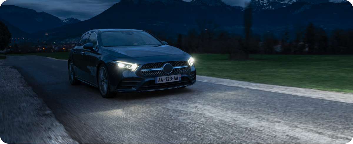 Frau, die True&nbsp;Wireless&nbsp;Kopfh&ouml;rer am Meer verwendet