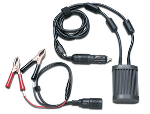 ein Autobatterieladeger&auml;t und Kabel