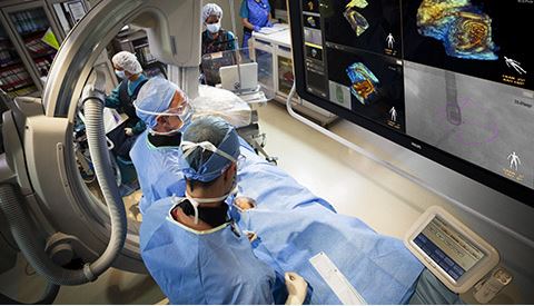 Des cliniciens surveille les donn&eacute;es d&rsquo;un patient dans la salle d&rsquo;op&eacute;ration