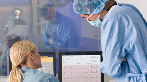 Des cliniciens surveillent l&rsquo;&eacute;lectrocardiographe des patients