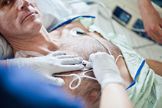 Klinik-Blog: Mutter auf Neugeborenen-ITS&nbsp;&ndash;&nbsp;EKG-Elektroden