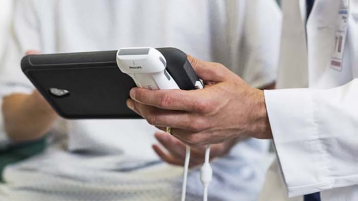 Arzt h&auml;lt Handheld-Ultraschallger&auml;t