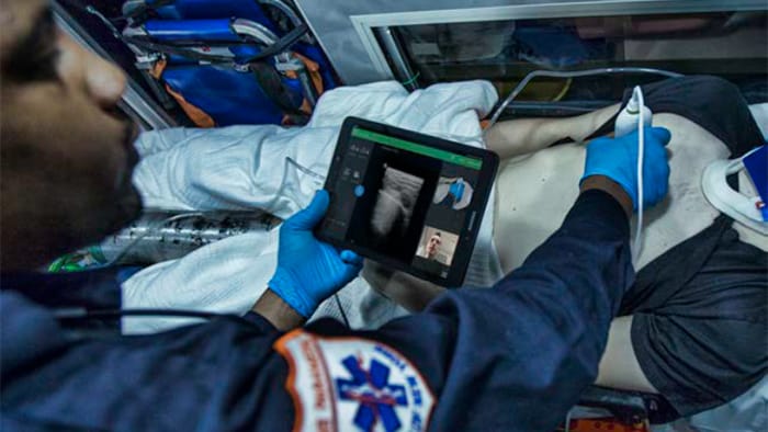 Ersthelfer beim Einsatz des Handheld-Ultraschallger&auml;ts