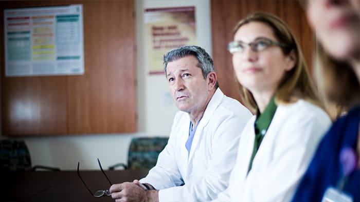 ein Mann und eine Frau in wei&szlig;en Laborkitteln
