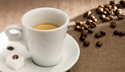 Une tasse de caf&eacute; et des grains de caf&eacute;