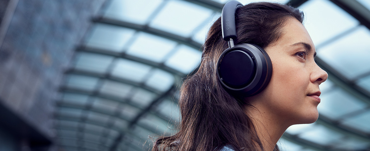  Frau genie&szlig;t auf Reisen Musik mit Philips L4-Kopfh&ouml;rern