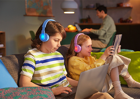 Kinder verwenden ihre Philips On-Ear-Kopfh&ouml;rer mit farbiger, aufleuchtender Bedienfunktion