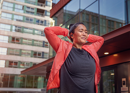 Femme utilisant un casque sans fil Philips A5508 en ext&eacute;rieur