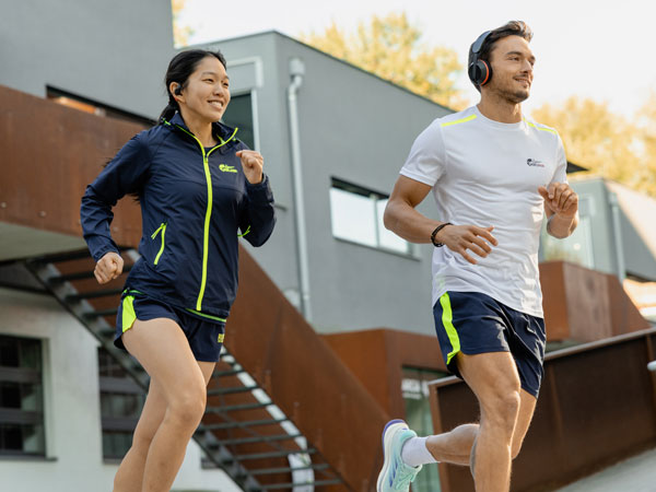 Zwei Teilnehmer beim Lauf mit ihren Philips Kopfh&ouml;rern.