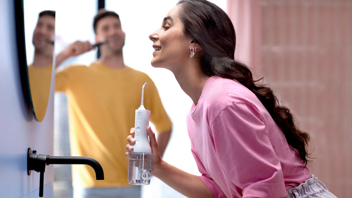 Zahnzwischenr&auml;ume reinigen: Munddusche oder Zahnseide
