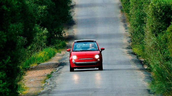 Rotes Auto auf der Stra&szlig;e
