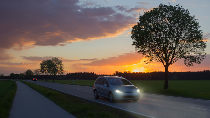 Stra&szlig;e bei tief stehender Sonne