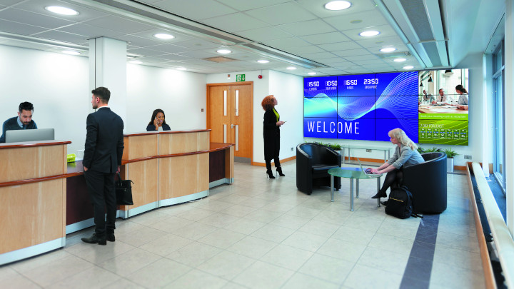 Affichage num&eacute;rique interactif - technologie tactile | personnes attendant en r&eacute;ception