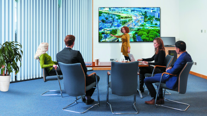 Moniteur dans une salle de r&eacute;union