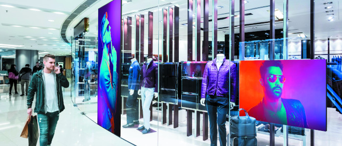 Affichage num&eacute;rique dynamique - mur vid&eacute;o LED | homme marchant dans un magasin
